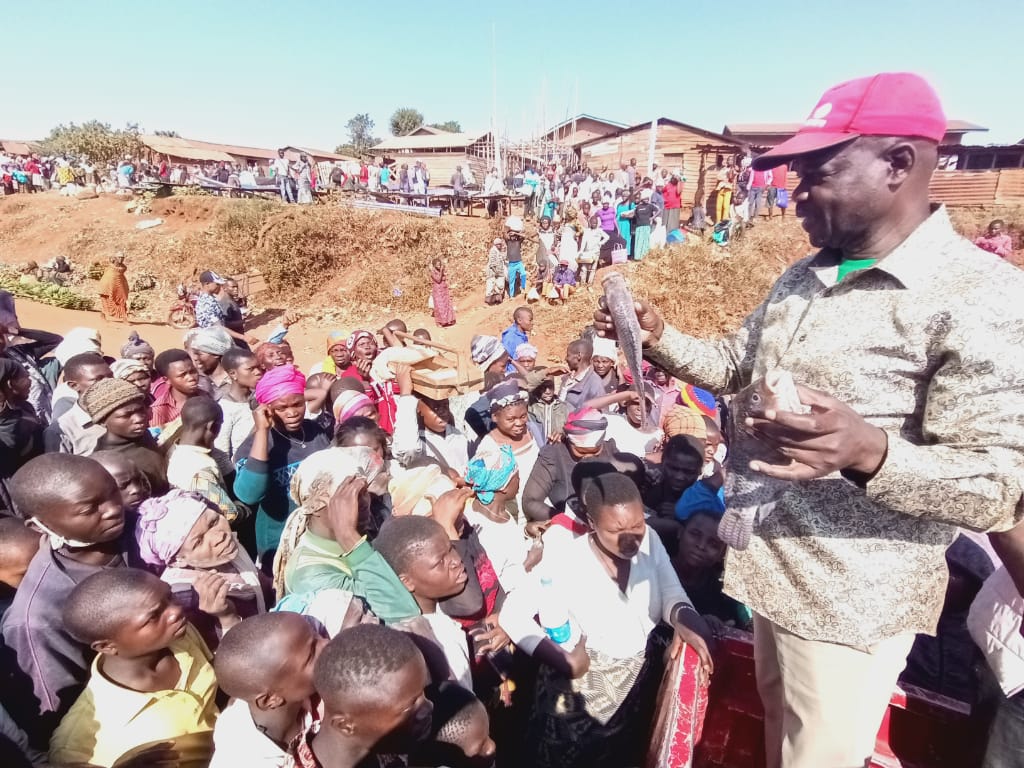 Sud Kivu: Olive Mudekereza inonde le marché de Mugogo de  Poissons au profit de la population de Walungu