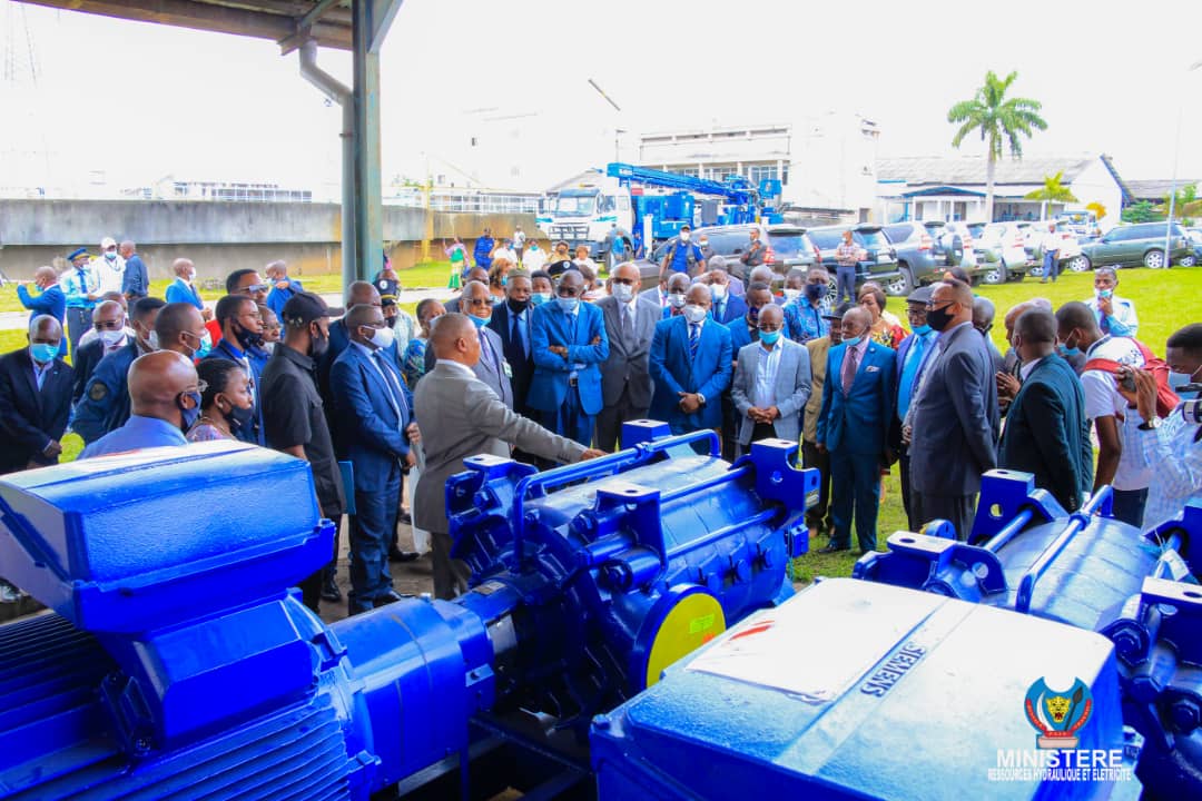 Le Ministre d’État Eustache Muhanzi remet des motopompes neuves aux usines REGISEDO de Ndjili et Lukaya