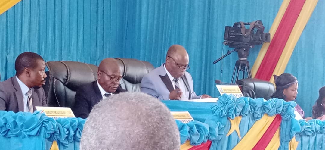 “L’Assemblée Provinciale du Sud-kivu a rejeté par 26 voix contre 17 la motion initiée à l’encontre du Gouverneur Theo Ngwabidje; Et après ? (Tribune)