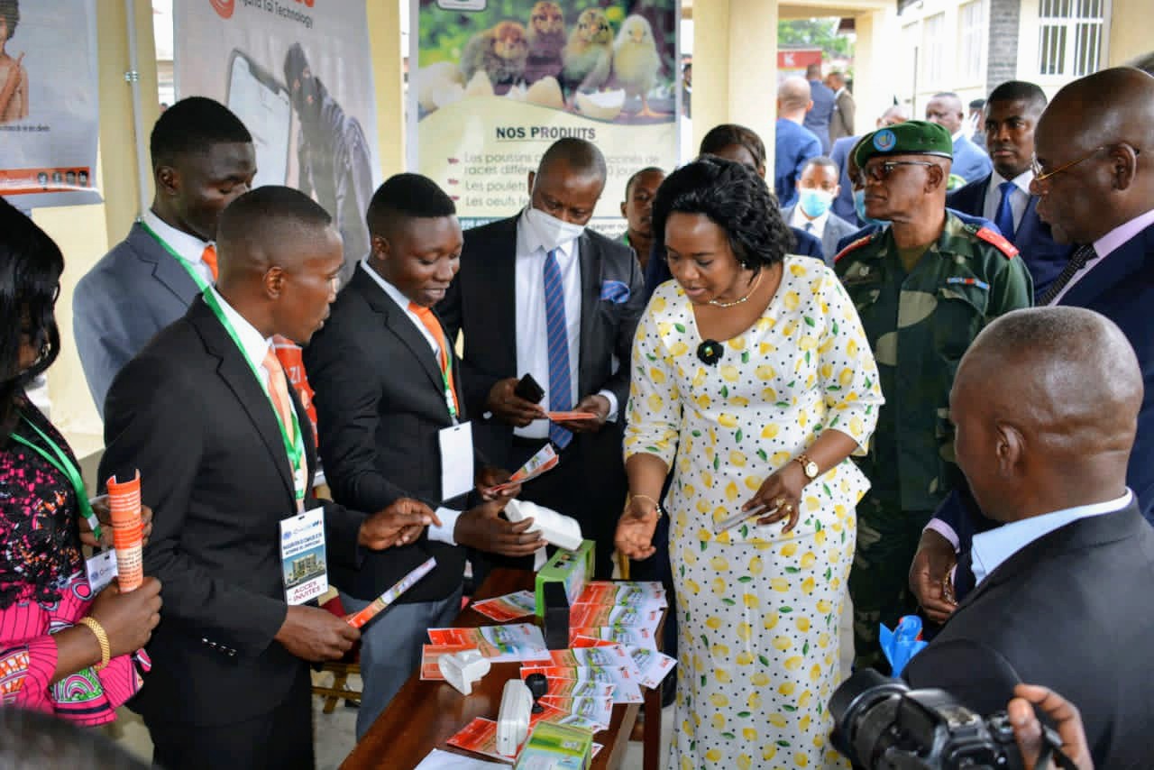 À l’issue de l’inauguration du bâtiment de l’INPP-Goma, Claudine Ndusi visite les expositions de produits de jeunes entrepreneurs lauréats de l’INPP