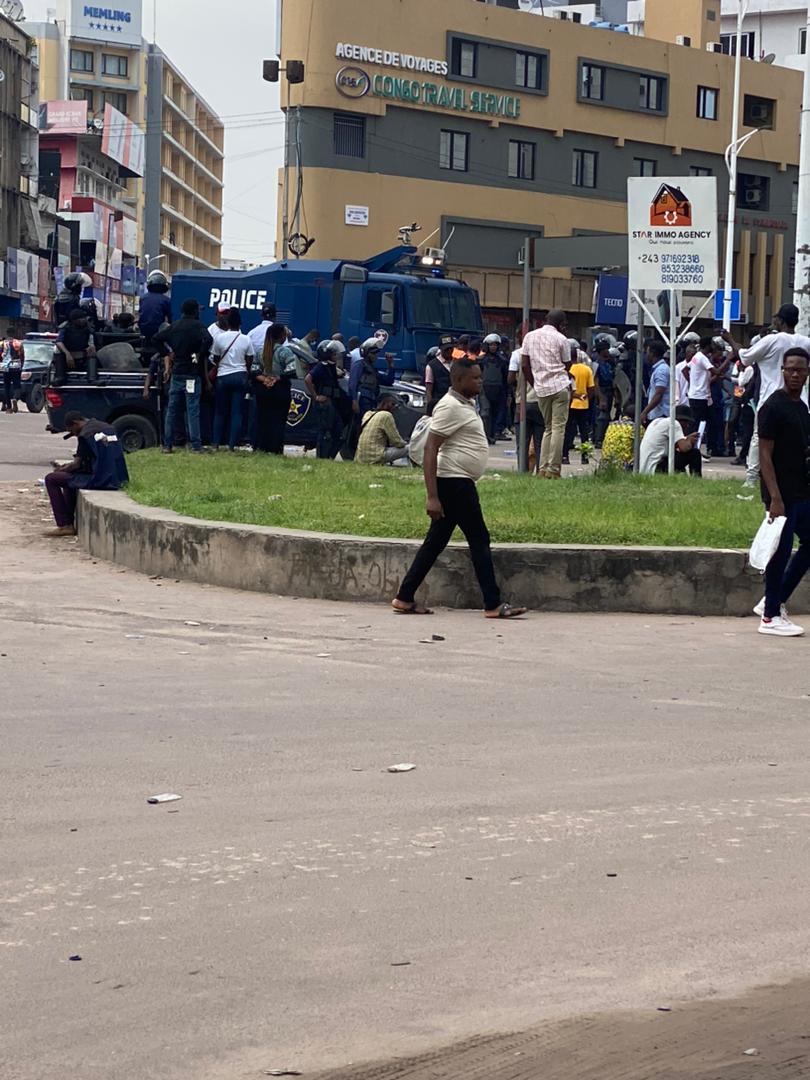 RDC: La police installe une barrière devant le siège de la CENI pour empêcher l’opposition de manifester