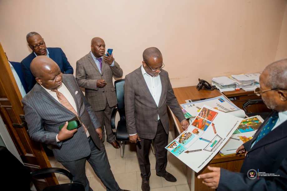 Le Ministre d’État Eustache Muhanzi visite le  Secrétariat Général des Réformes Institutionnelles et  la CTAD et palpe du doigt leurs conditions de travail