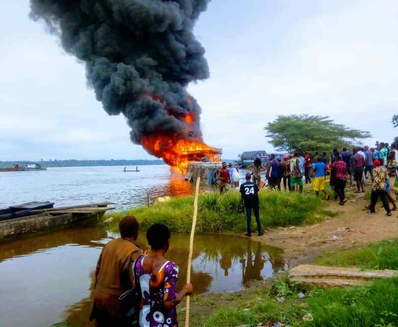 Transport fluvial : une baleinière transportant  du carburant et des clients prend feu à Kinkole