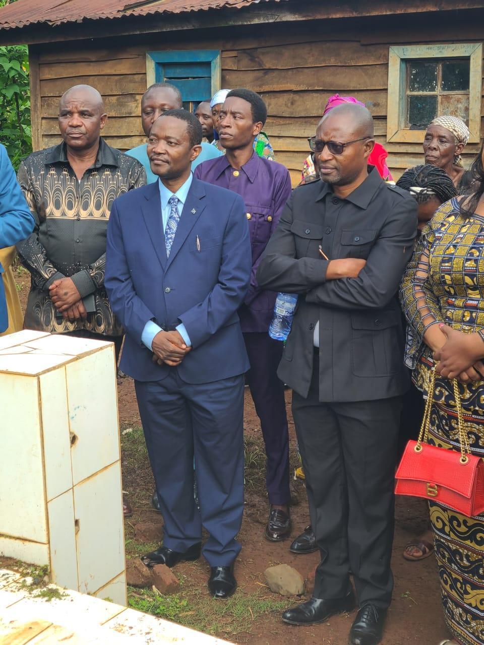 En séjour dans l’Est du pays, le Candidat Président de la RDC Dr. Justin MUDEKEREZA s’est incliné devant la tombe de son père BISIMWA MUDAHINDWA Victor, Chef de Groupement de Mudaka, décédé en 1997 à Mudaka, Cituzo dans la Chefferie de KABARE au Sud-Kivu. (Vidéo)
